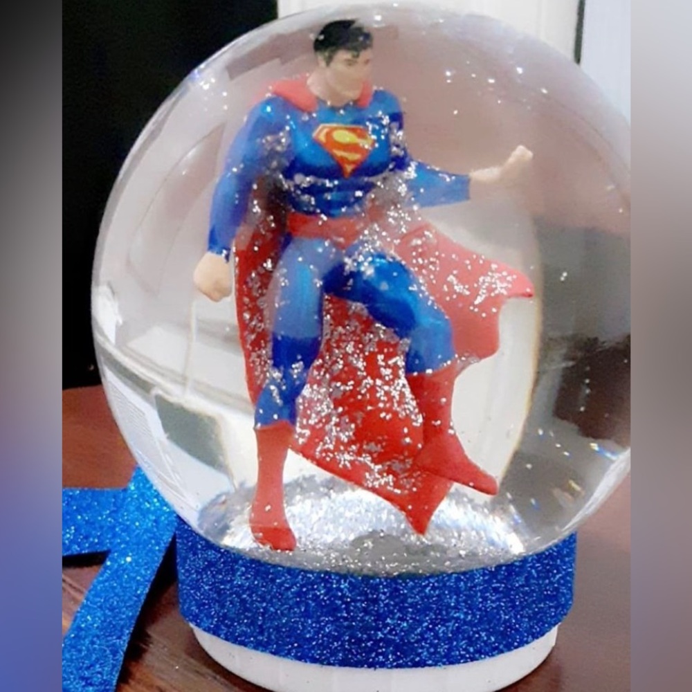 Superman Shatter proof snow globe PLEASE ADVISED I DON’T HAVE THE SAME SUPERHERO